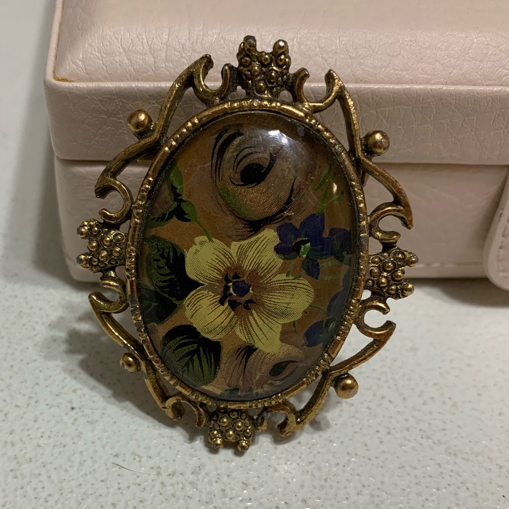 {Brooch}